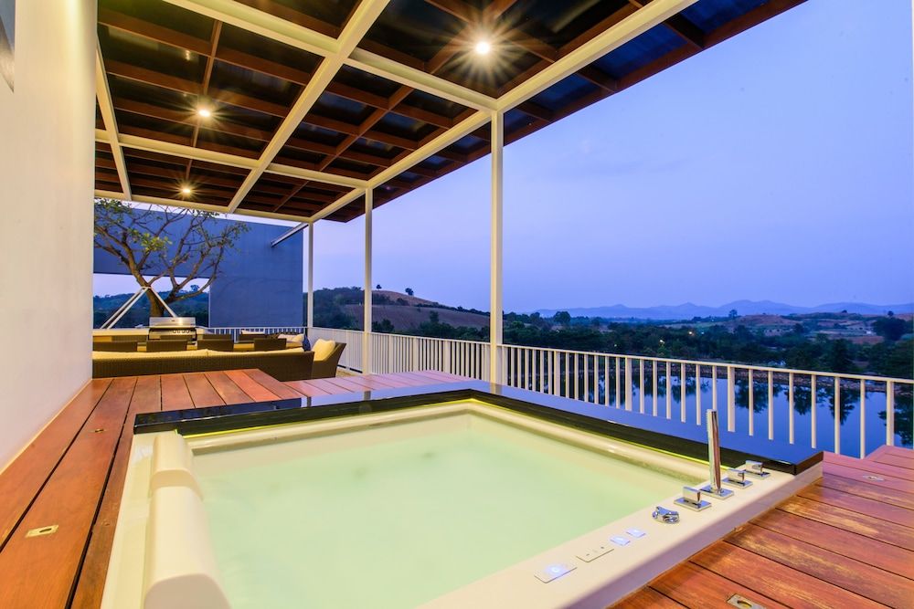 Deep Soaking Bathtub