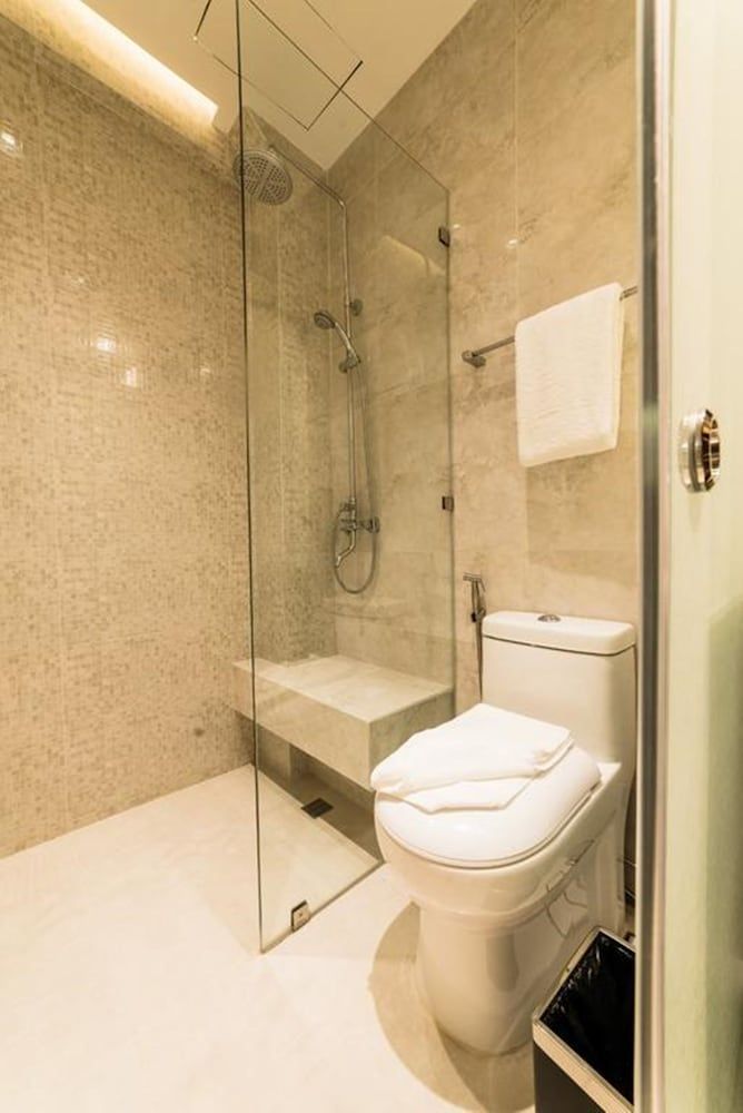 Gwandalan House Deluxe Twin Room 8