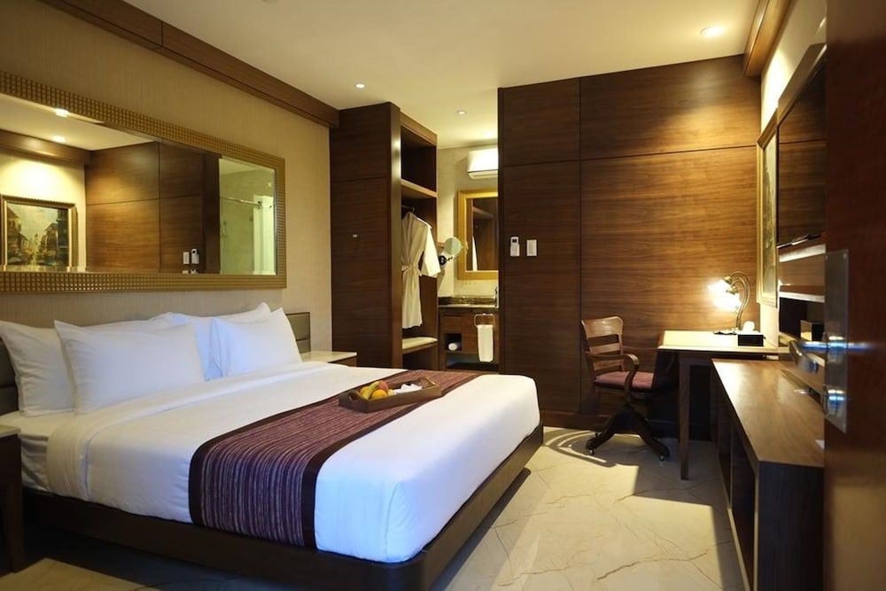 Gwandalan House Deluxe King Room 2