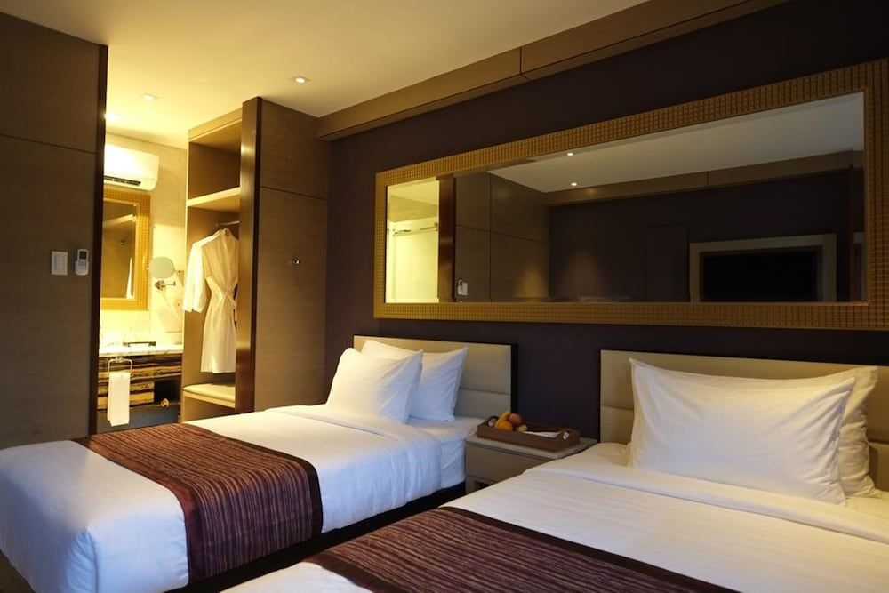 Gwandalan House Deluxe Twin Room 3