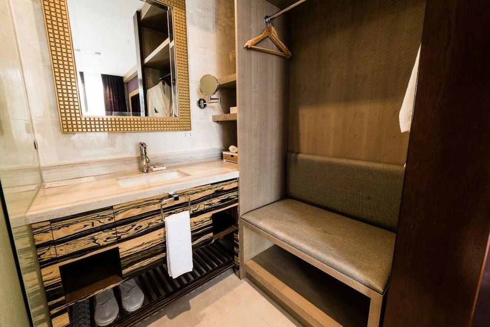 Gwandalan House Deluxe Twin Room 13