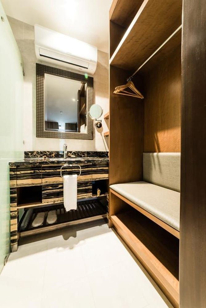 Gwandalan House Deluxe Twin Room 11