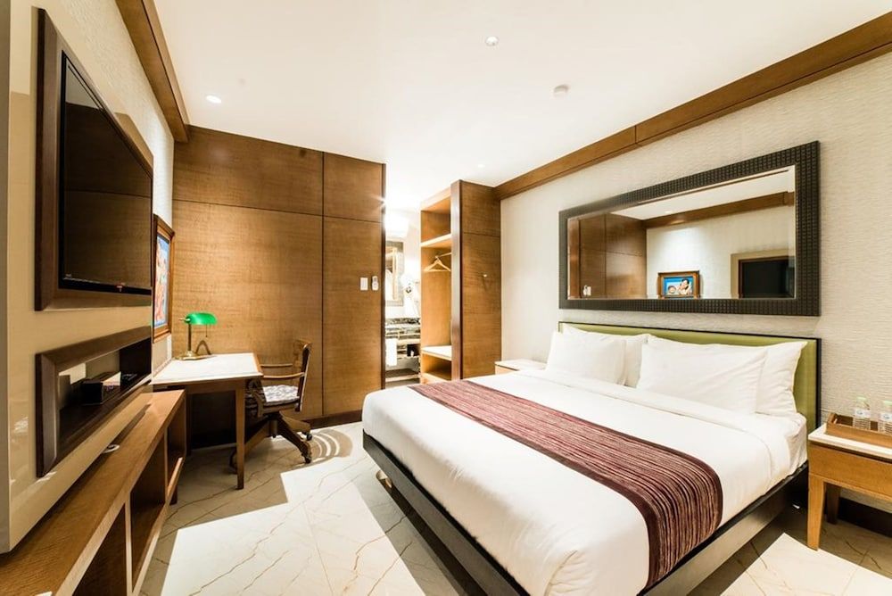 Gwandalan House Deluxe King Room 5