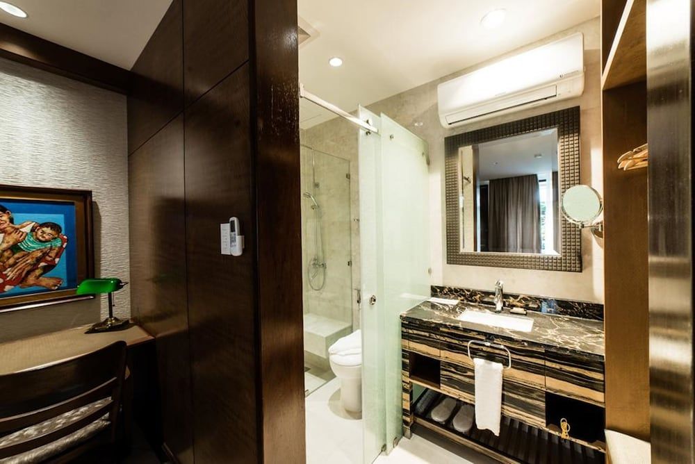 Gwandalan House Deluxe Twin Room 10