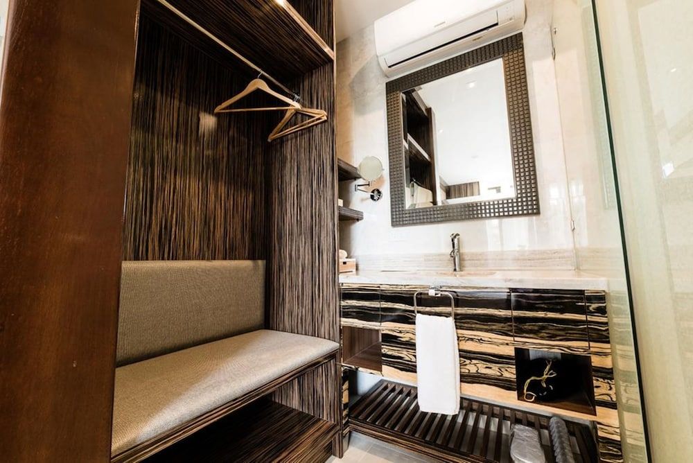 Gwandalan House Deluxe Twin Room 12