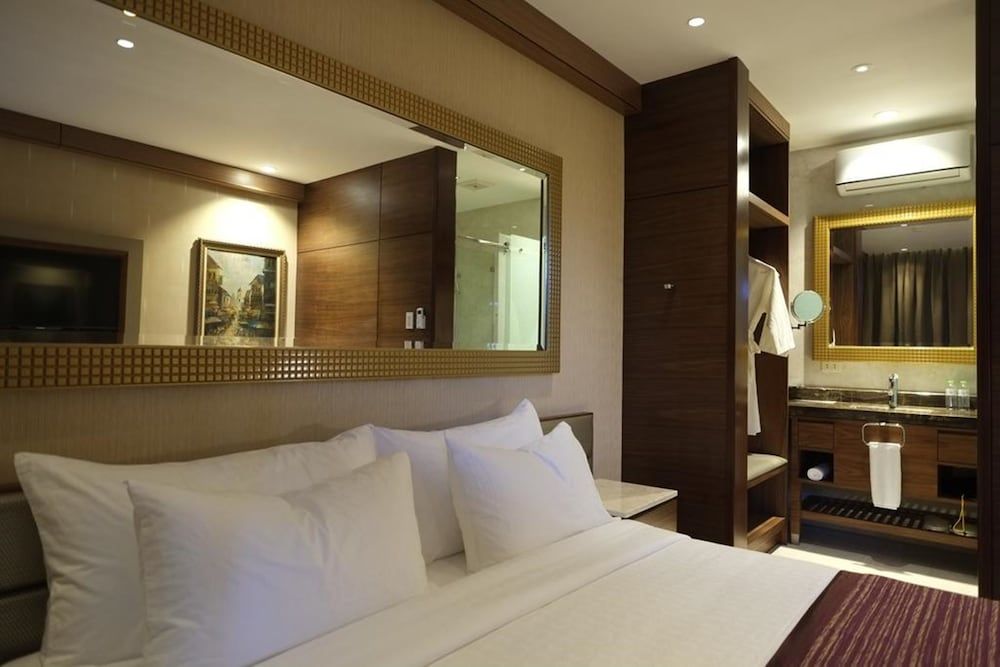 Gwandalan House Deluxe King Room 4