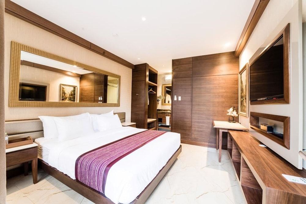 Gwandalan House Deluxe King Room 3