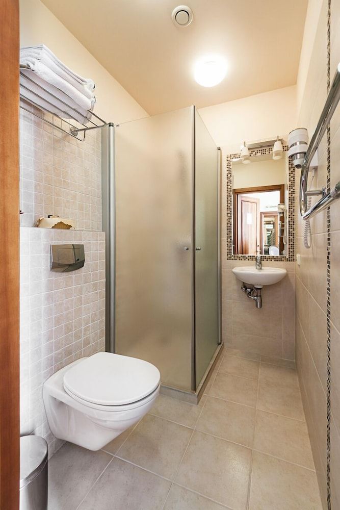 Conviva Hotel Deluxe Double Room, 1 Queen Bed, City View 4