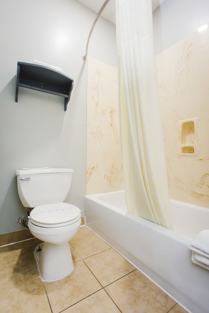 Palace Inn Baytown Spur TX-330 Standard Double Room 11