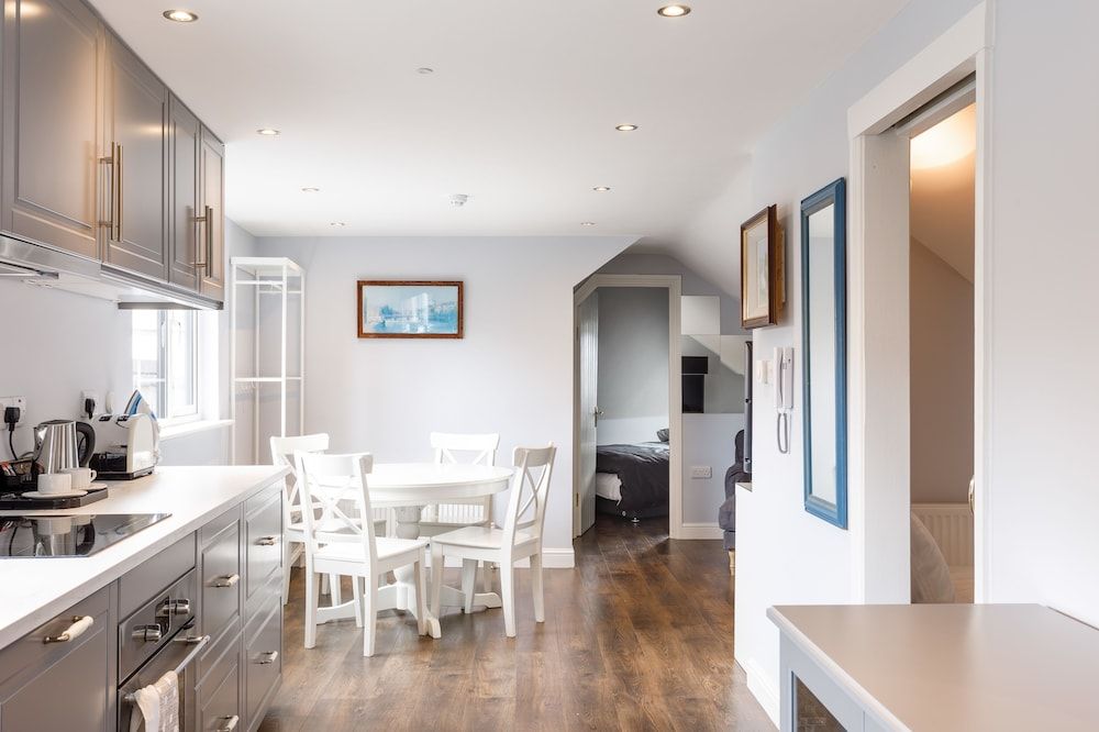 undefined Molloy's Apartments 10