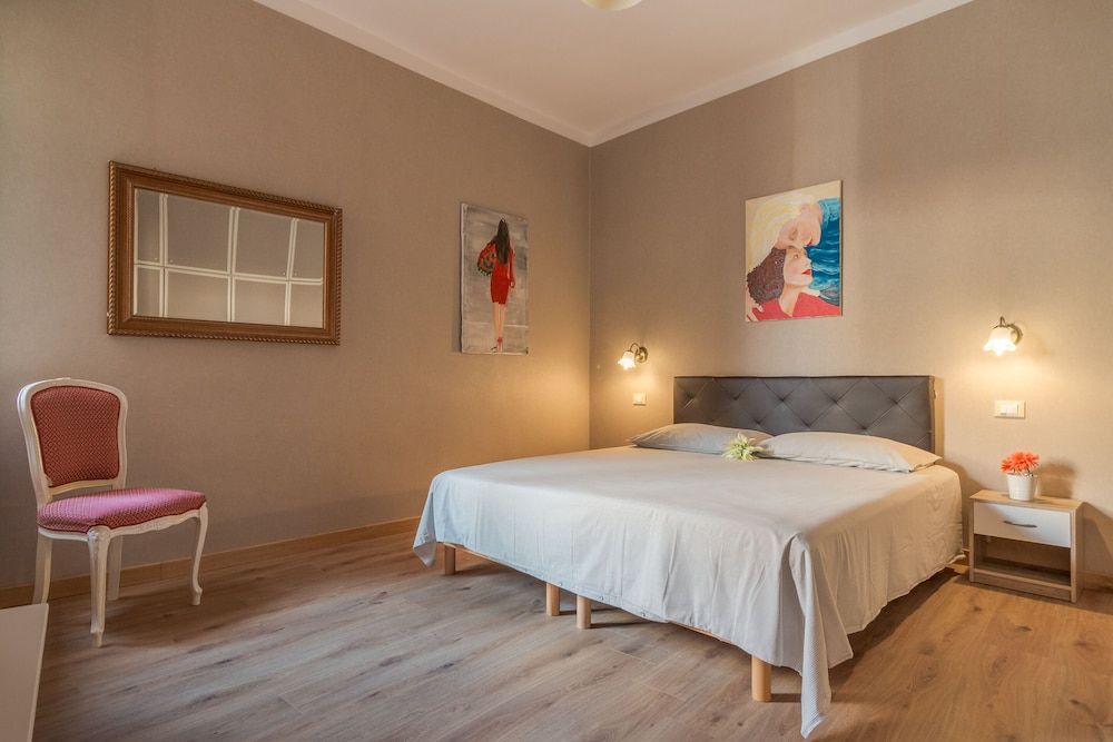 undefined Family Colours near Rialto Mercato 2