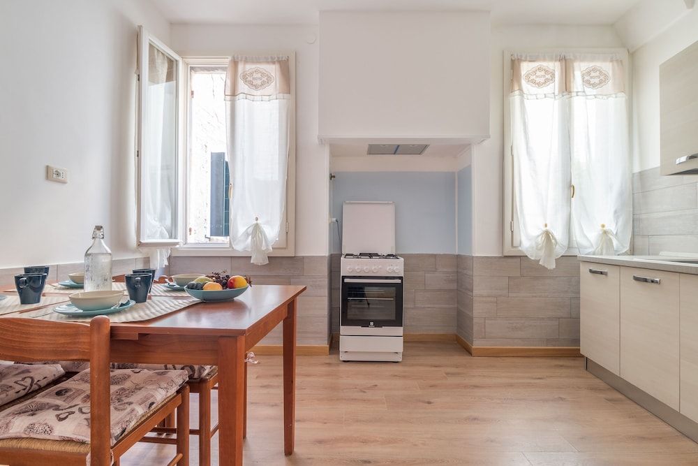 undefined Family Colours near Rialto Mercato 6