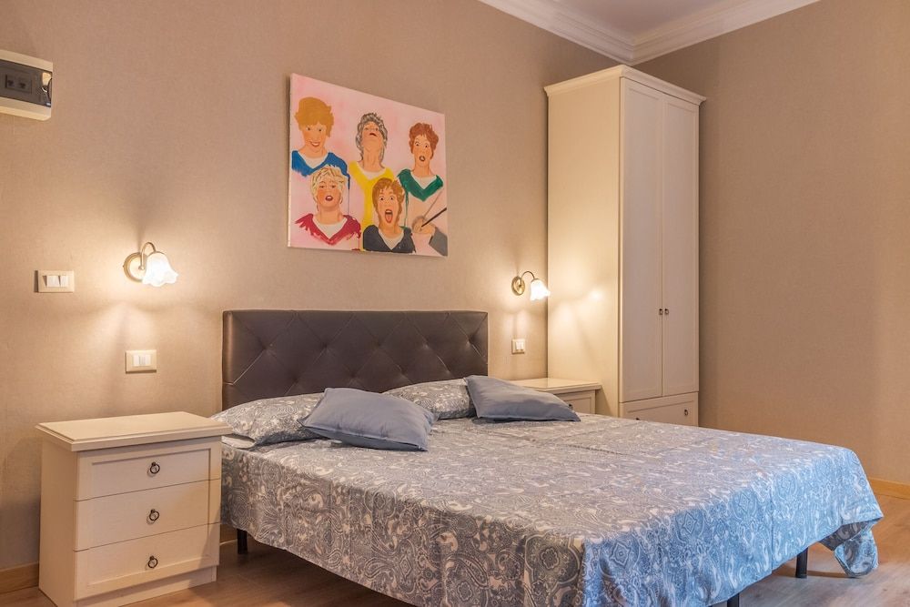 undefined Family Colours near Rialto Mercato 4