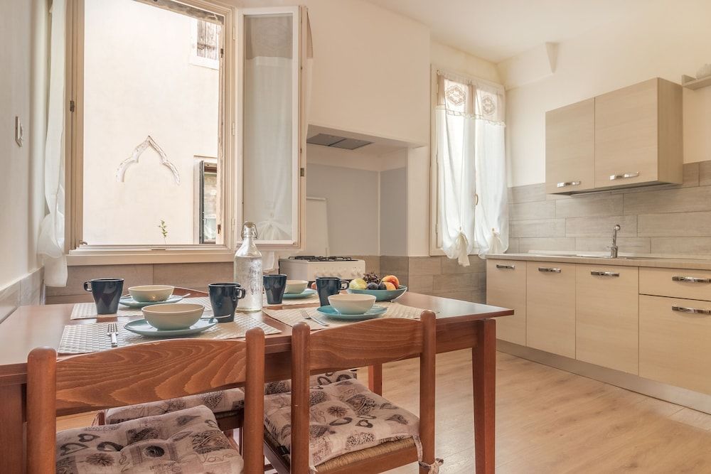 undefined Family Colours near Rialto Mercato 5