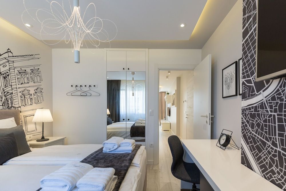 Classy Design Accommodation Deluxe Studio Apartment, City View 3