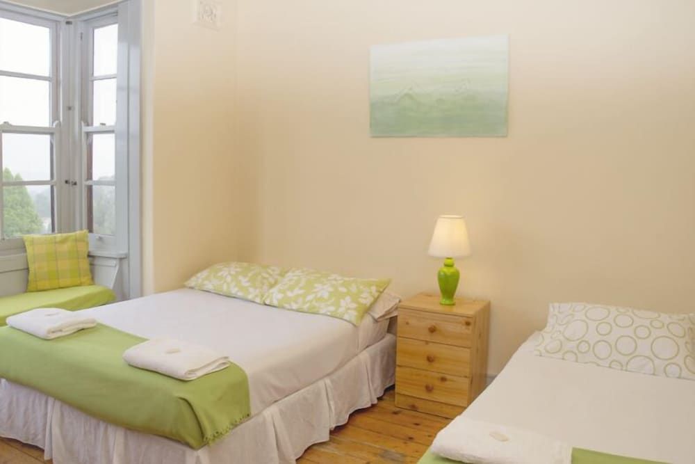 Katoomba Mountain Lodge Small Double Room (Shared Bathroom) 2