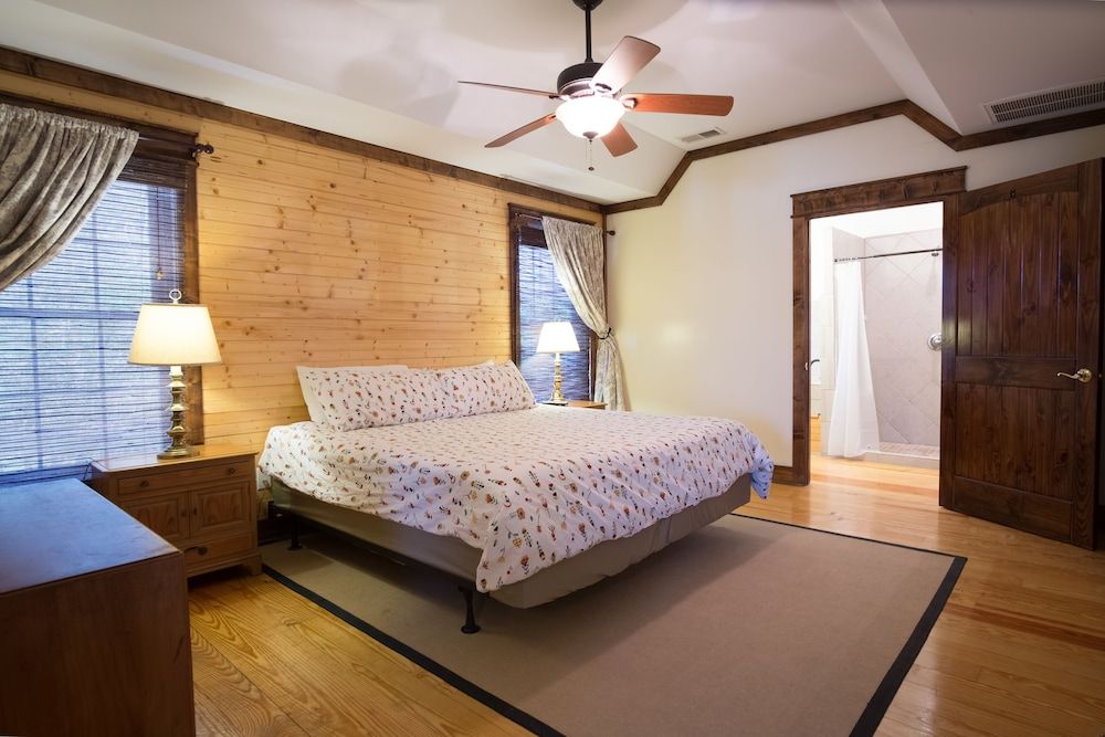 Deluxe Cottage, 2 Bedrooms, Accessible, Kitchen (With Roll In Shower)