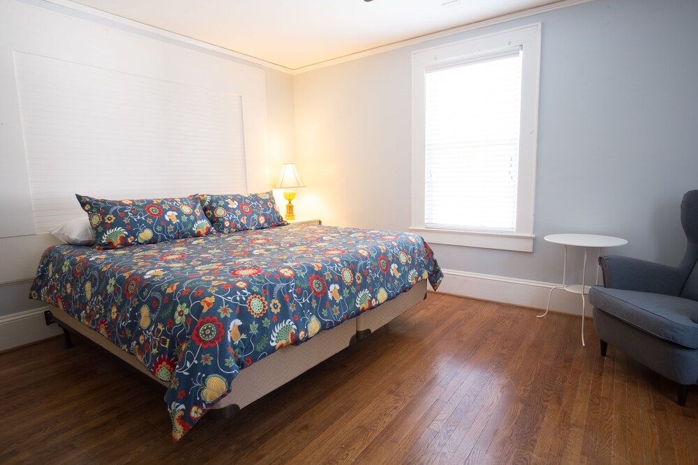 Room, 1 King Bed, Non Smoking, Private Bathroom (Magnolia)