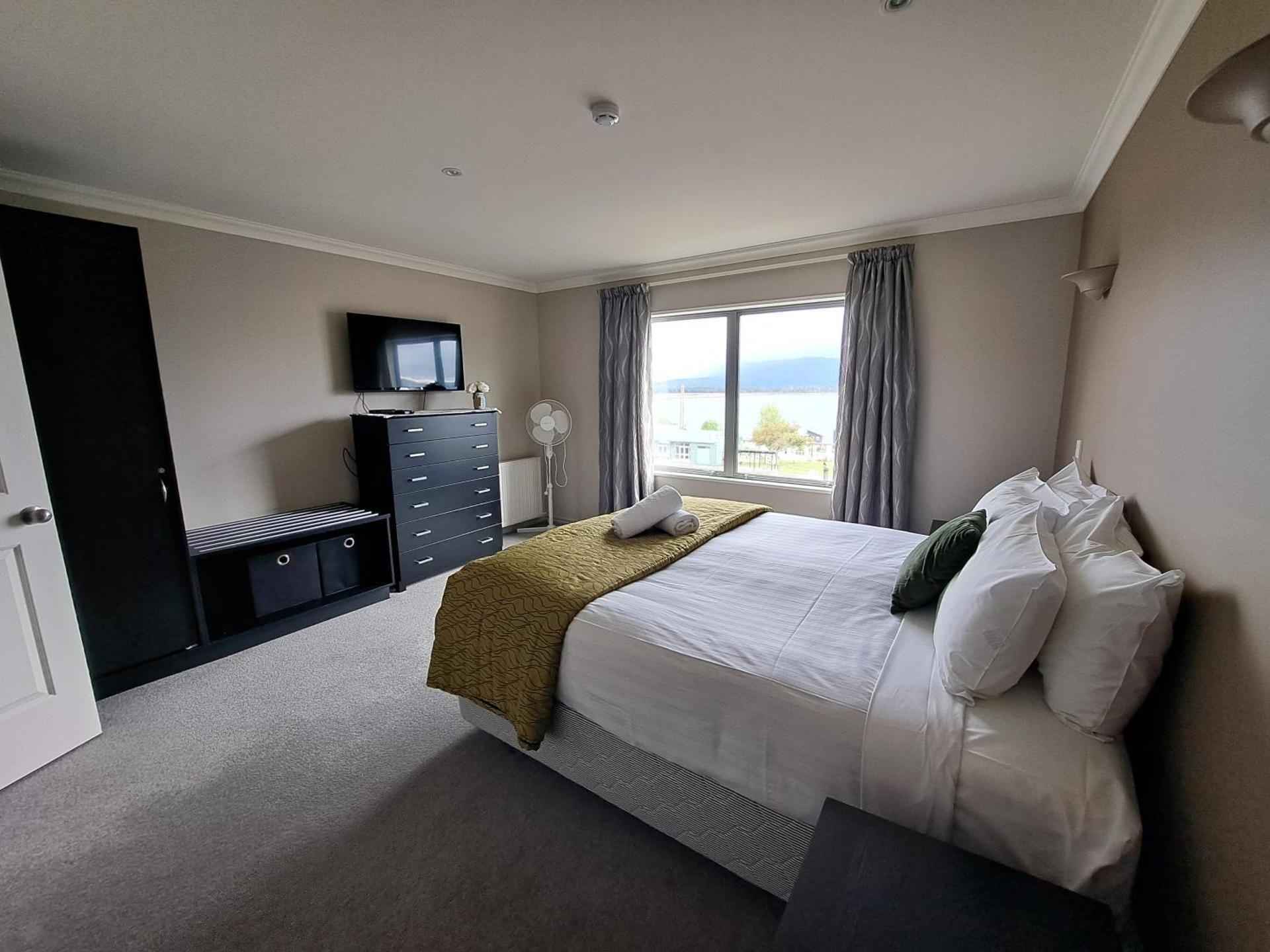Apartment with Lake View