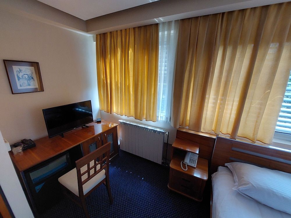 Classic Single Room, 1 Queen Bed, Non Smoking, Courtyard View