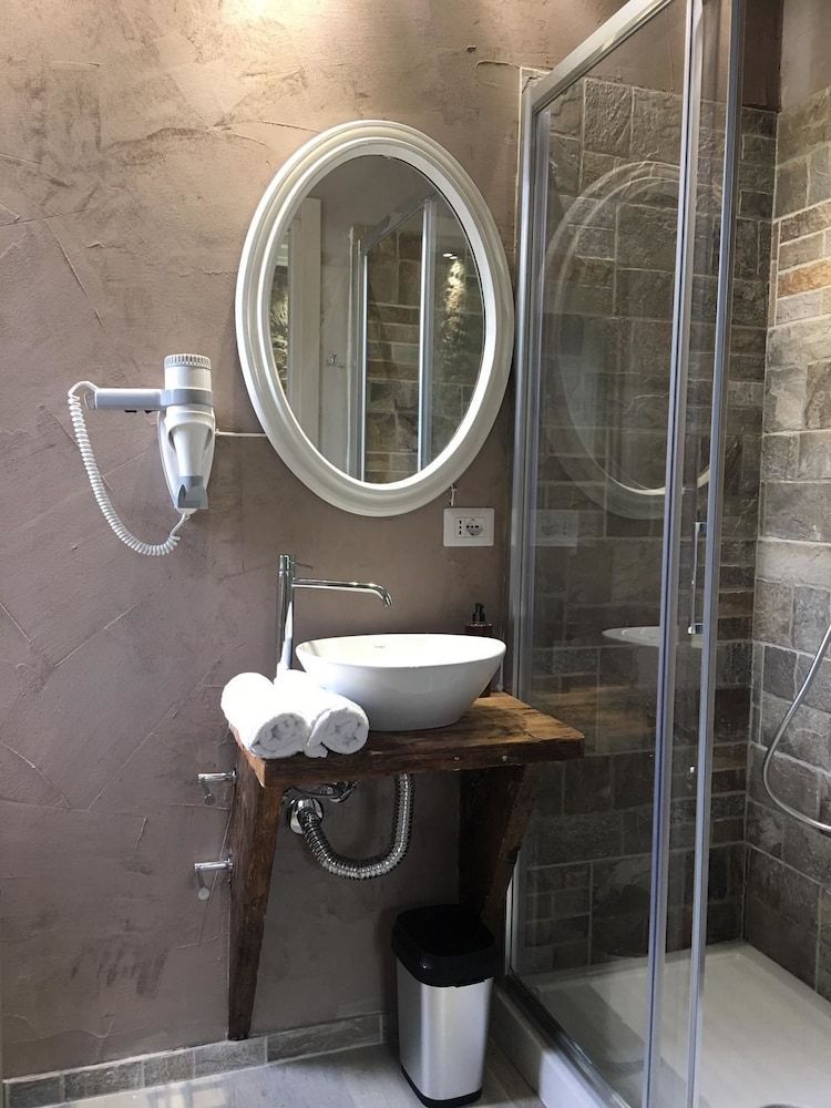 Inside the Wall Deluxe Double Room, 1 Queen Bed, City View 3