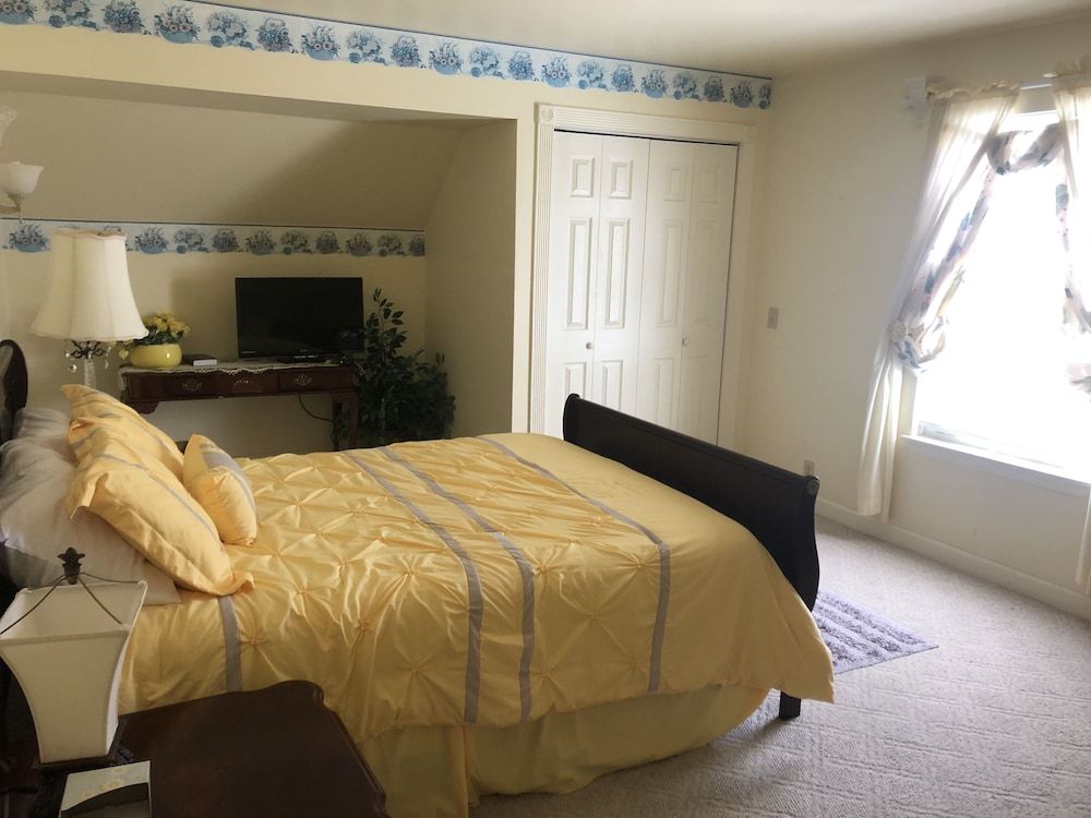 The Abbé House Inn Double Room (Yellow) 3