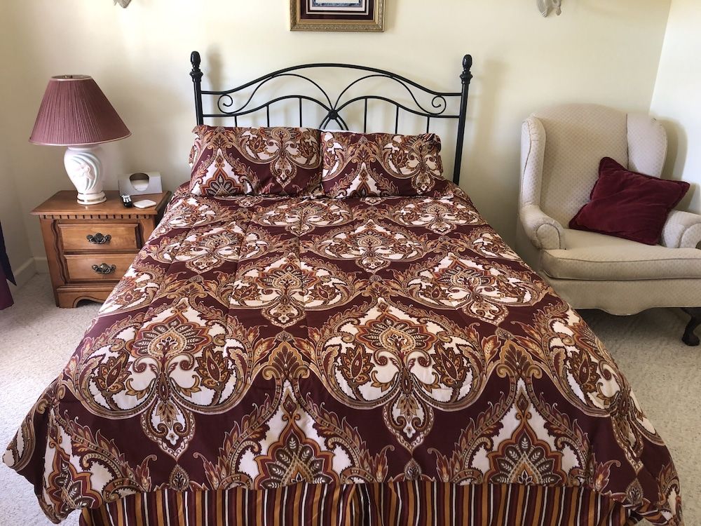 The Abbé House Inn Double Room (Burgandy)