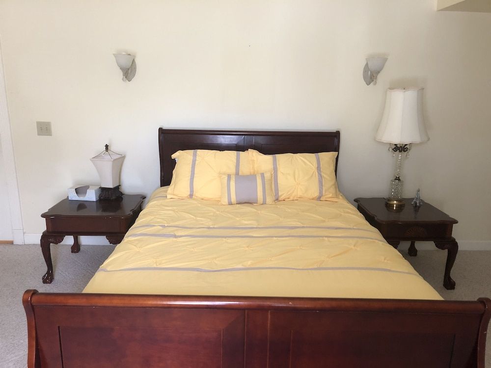The Abbé House Inn Double Room (Yellow) 2