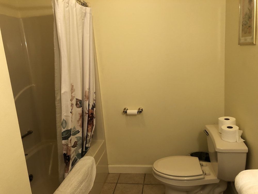 The Abbé House Inn Double Room (Burgandy) 4