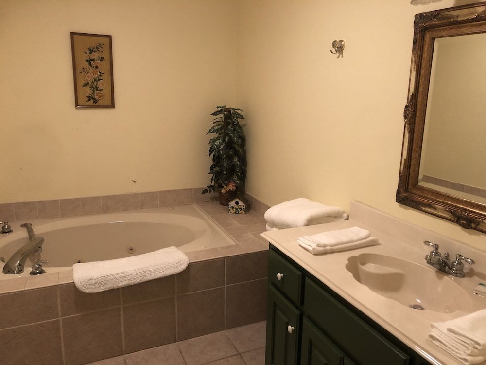 The Abbé House Inn Double Room (Yellow) 4