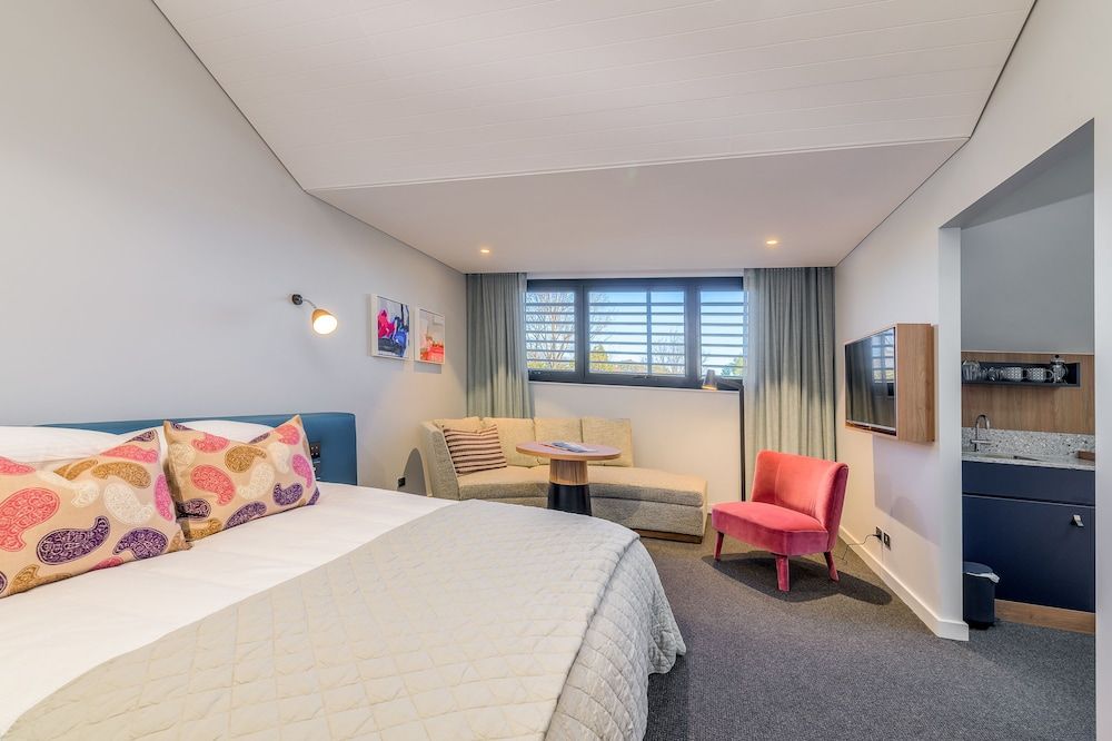 Accessible Guest Suite - King/Twin