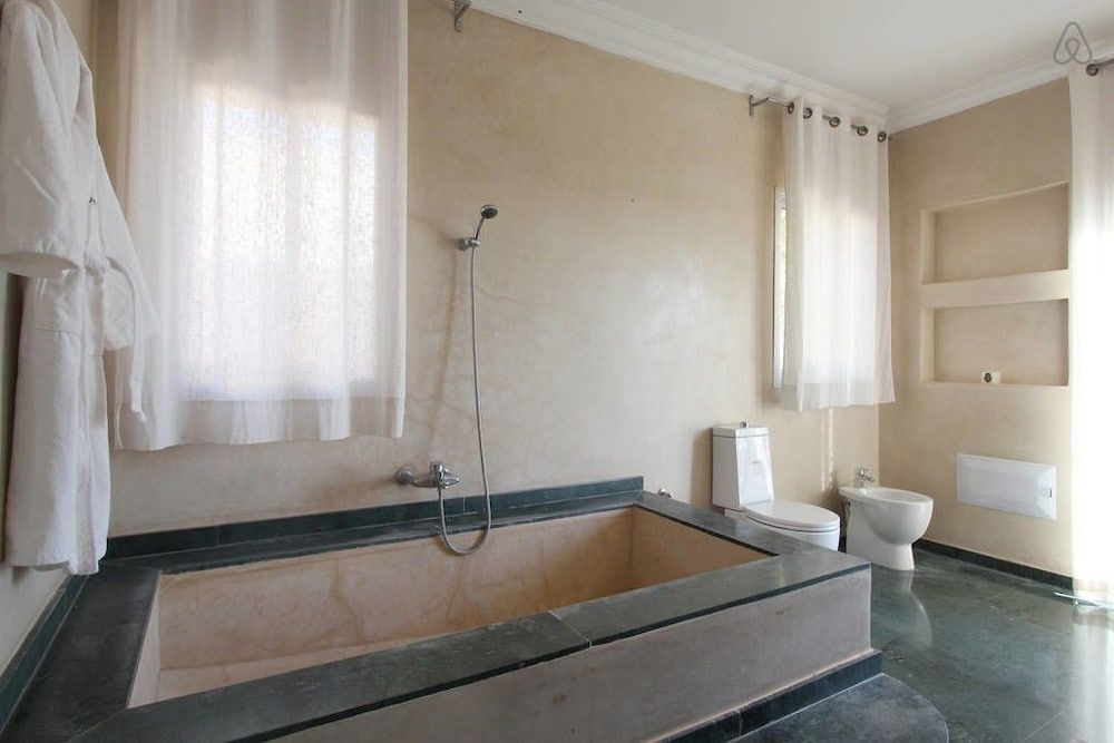 Deep Soaking Bathtub