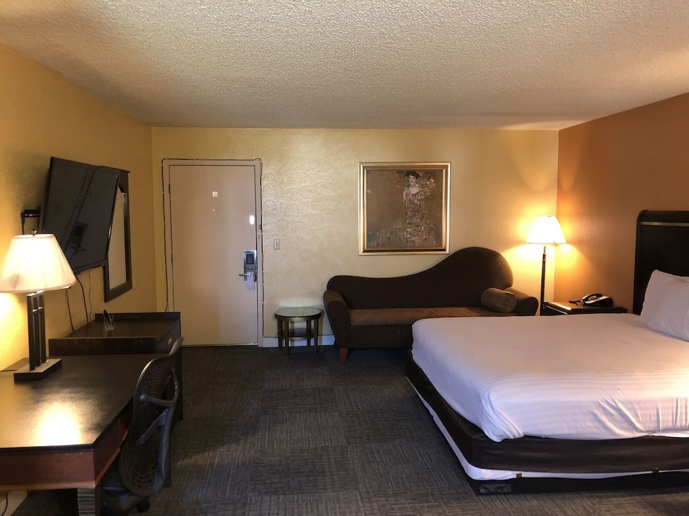 Nendels Inn & Suites Standard Room, 1 King Bed, Non Smoking 4