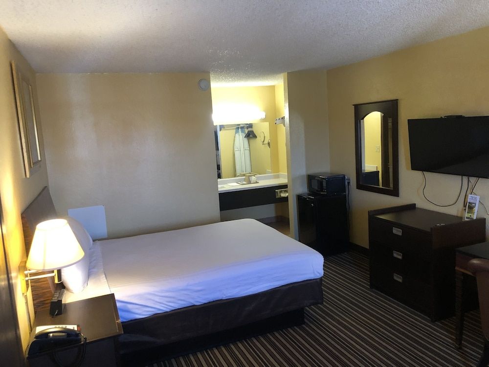 Nendels Inn & Suites Standard Room, 1 Queen Bed, Non Smoking 3