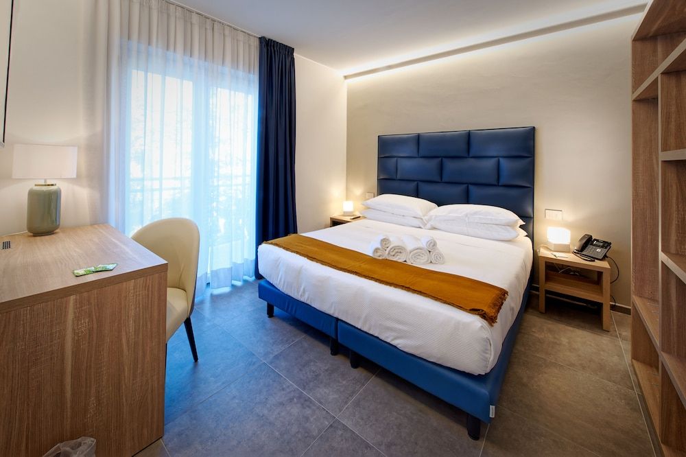 Deluxe Double Room Single Use (Design)