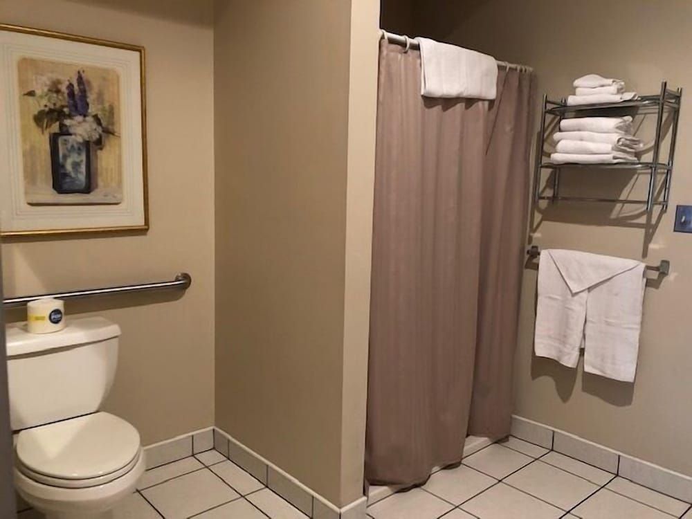 Camelot Restaurant & Inn Standard Quadruple Room, Ensuite (Camelot Queen Suite 3) 3