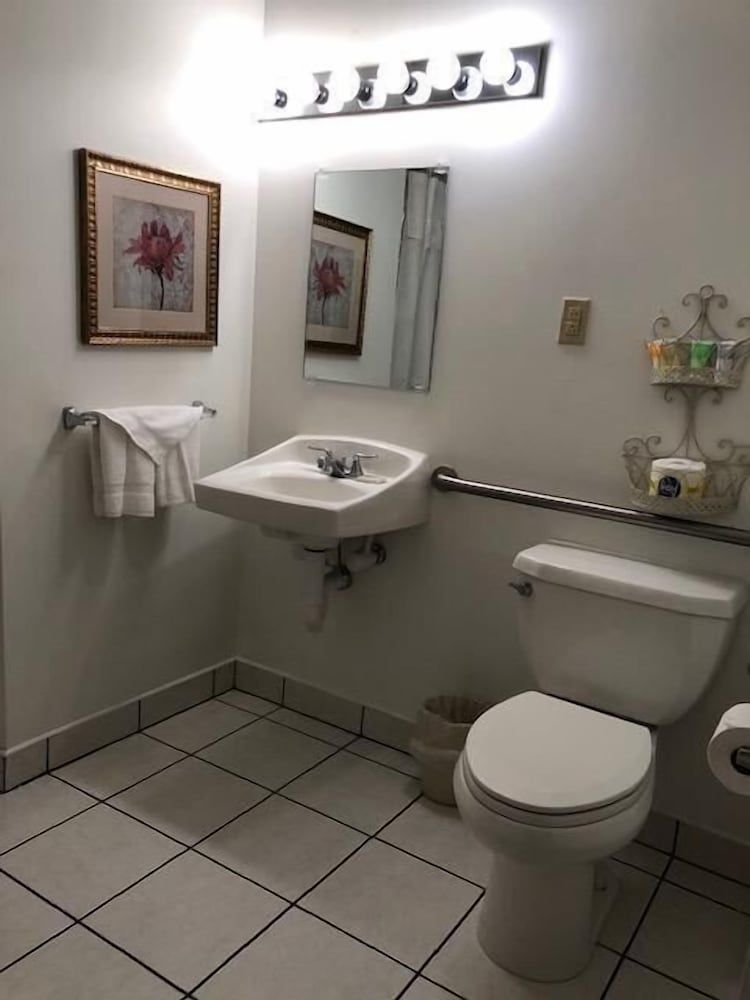 Camelot Restaurant & Inn Standard Double Room, Ensuite (Oxford Room 1) 3