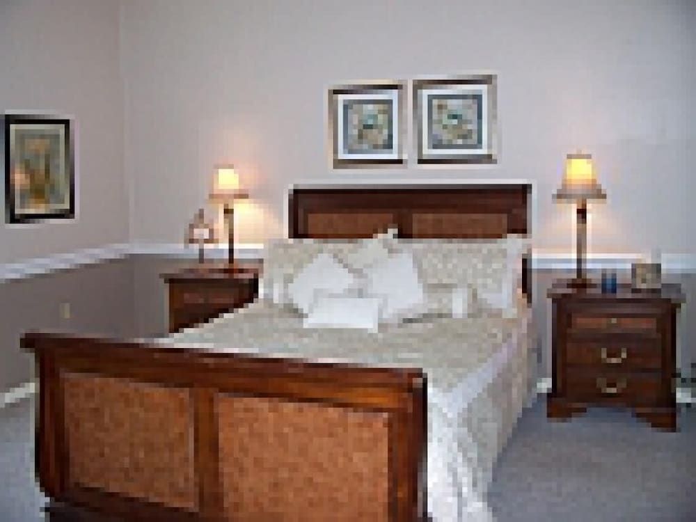 Camelot Restaurant & Inn Standard Quadruple Room, Ensuite (Camelot Queen Suite 3) 4