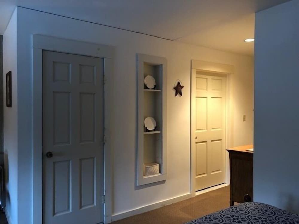 Camelot Restaurant & Inn Standard Quadruple Room, Ensuite (Devonshire Room 9)