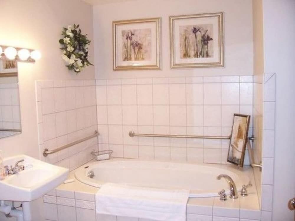 Camelot Restaurant & Inn Standard Quadruple Room, Ensuite (Camelot Queen Suite 3) 2