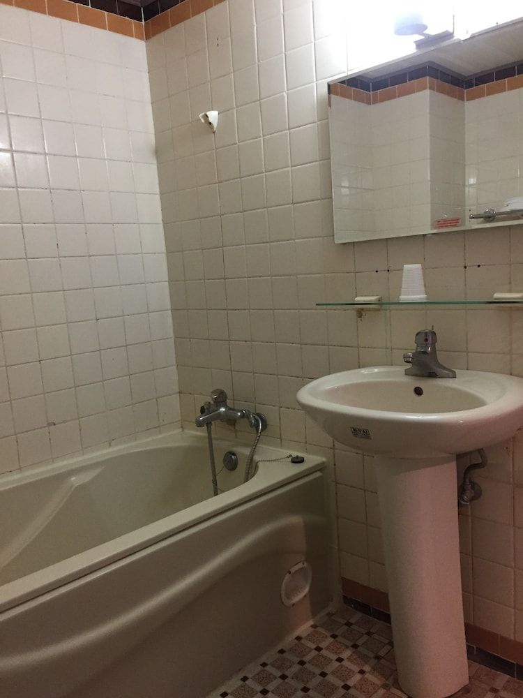 King Lo Tung Hotel Family Room 8