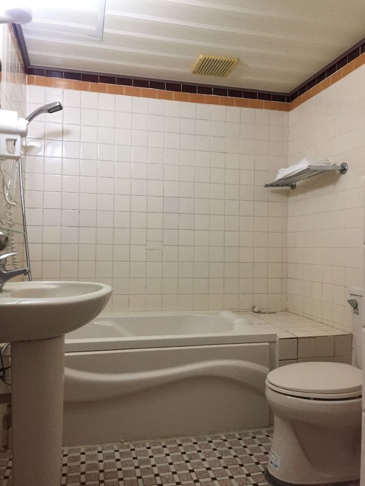 King Lo Tung Hotel Standard Quadruple Room 8