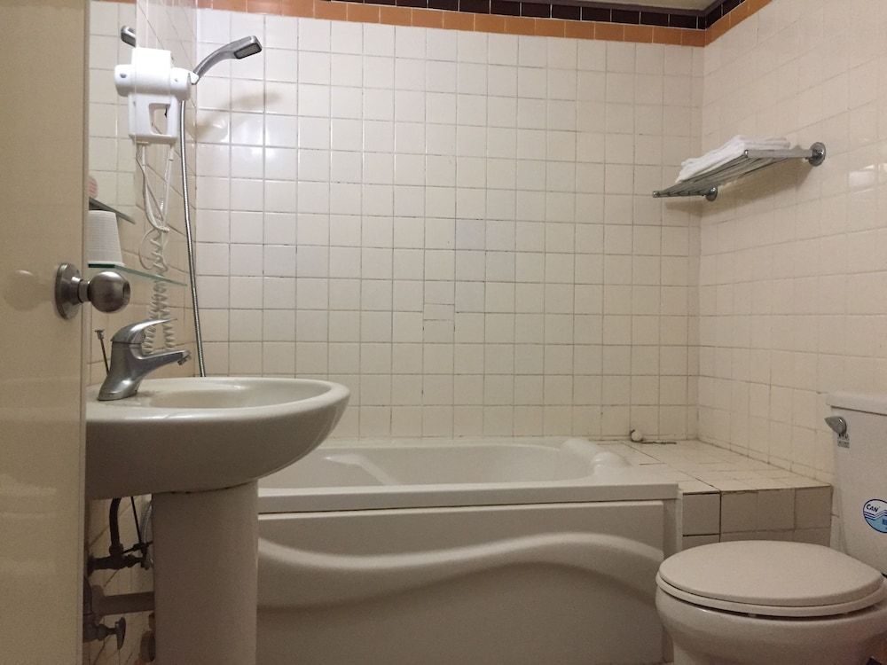 King Lo Tung Hotel Standard Quadruple Room 7