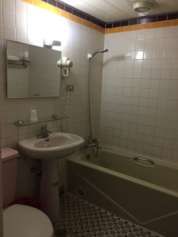 King Lo Tung Hotel Standard Twin Room 6