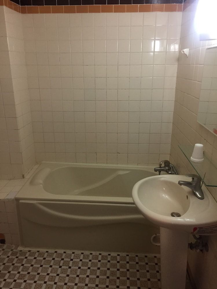 King Lo Tung Hotel Family Room 9