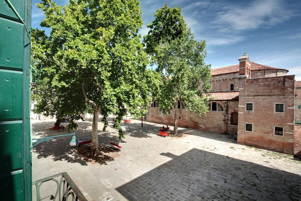 undefined Accademia Opera Deluxe 2