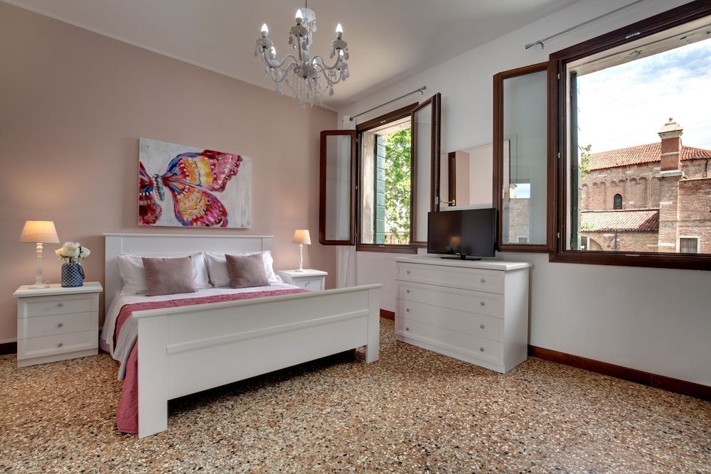 undefined Accademia Opera Deluxe