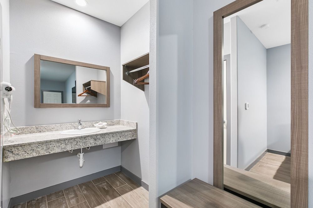 El Delfín Lodge Standard King Room with Pool View 7