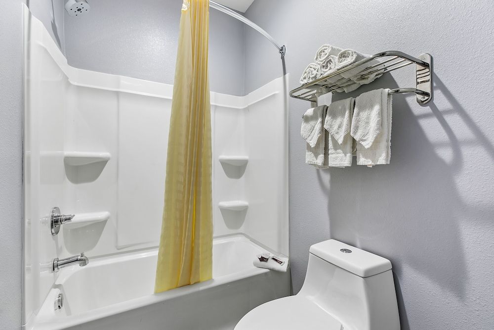 El Delfín Lodge Standard King Room with Pool View 6