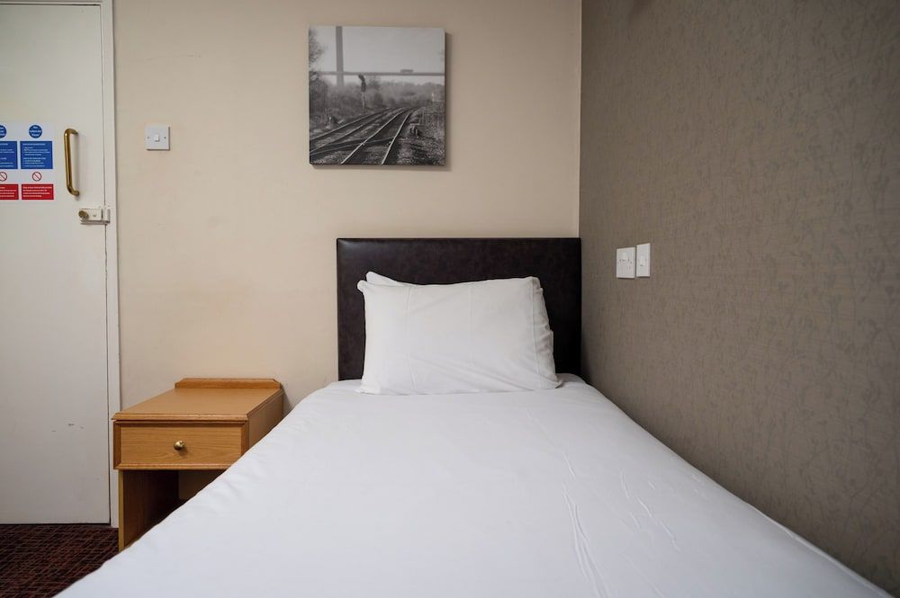 Old Grey Mare Hotel by Greene King Inns Family Room 3